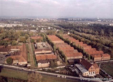 Vælg mellem et stort udvalg af lignende scener. Auschwitz aerial view | Carolyn Yeager