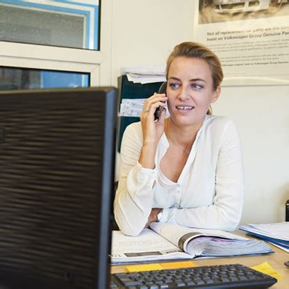 Goldenline wspiera w budowaniu profesjonalnego profilu. agnieszka_majewska_customer_service_audi_vw_specialist ...