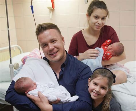 Biztos forrásokból megtudtuk azt is, hogy fekete dávid a feleségét és ezzel együtt gyermekeit is annyira nehéz helyzetbe hozta, hogy a háromgyermekes anyuka akár hosszú évtizedekig is ellehetetlenül anyagilag. Fekete Dávid apa lett - Győr Plusz | Győr Plusz