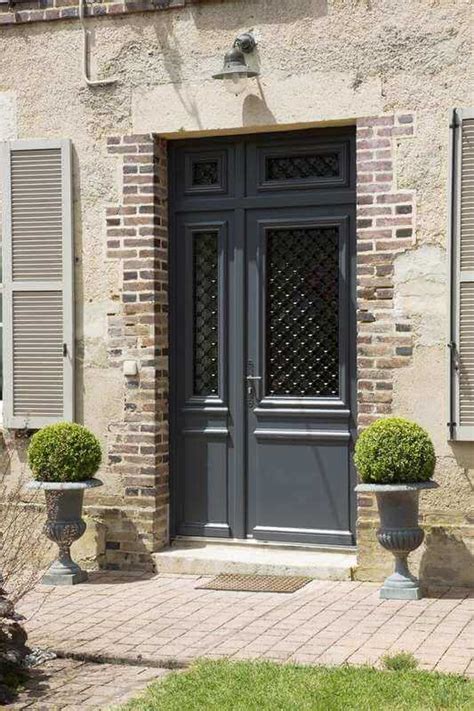 La porte d'entrée est la porte la plus importante d'une maison ou d'un immeuble. Chantier pose d'une porte d'entrée traditionnelle en bois ...