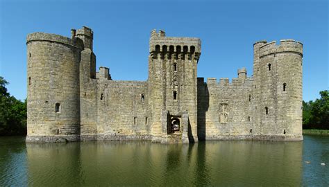 File:Bodiam Castle Sussex UK 2012-05-25.jpg