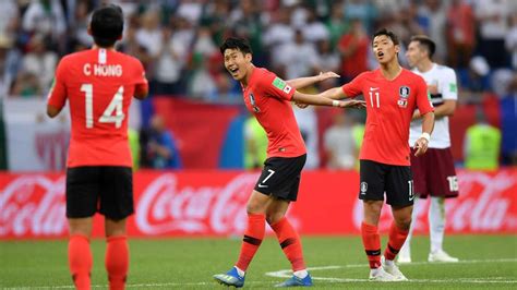 Football player for tottenham hotspur & south korea. '손흥민 만회 골' 한국, 멕시코에 1-2로 패배…탈락 위기 | SBS 뉴스