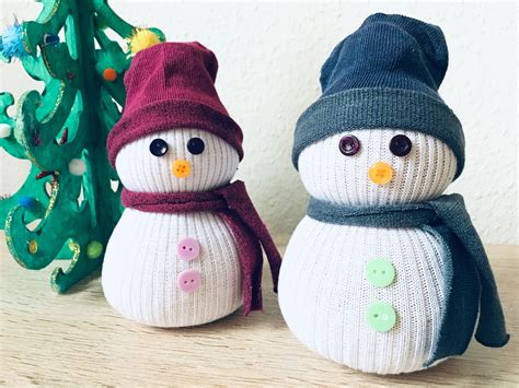 Sockenschneemann mit Kindern basteln - Weihnachtsdeko selber machen