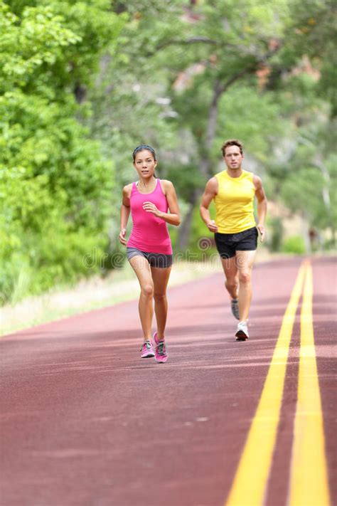 Gente Que Corre En El Camino Corredores Del Deporte Y De La Aptitud