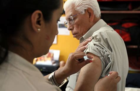 recomienda especialista aplicación de vacuna para prevenir influenza centro universitario de