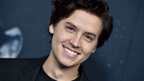 From his childhood on friends to his romantic life, here's everything you need to know about cole sprouse from the new show riverdale. ¡Increíble! Cole Sprouse publicó una foto de su cambio ...