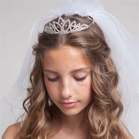 Slay your friend with this amazing hairstyles and don't simple short hairstyle with golden highlights is the best duo for an office look. Very natural look for first communion. (hairstyle ...