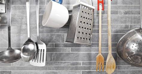 La materia prima se comprime para dar forma a estos utensilios con una maquinaria industrial que utiliza solo presión y vapor para darle la forma otra línea de producción que reduce la dependencia de los productos plásticos conocidos, es la fabricación de platos y utensilios a base de salvado de. Utensilios de cocina pueden propagar bacterias ...