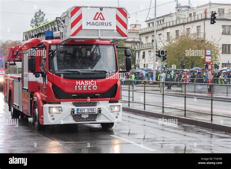 Europ Ische Stra E Prague October Feuerwehr Arbeiter Sind Reiten Brand Lkw Kran Auf