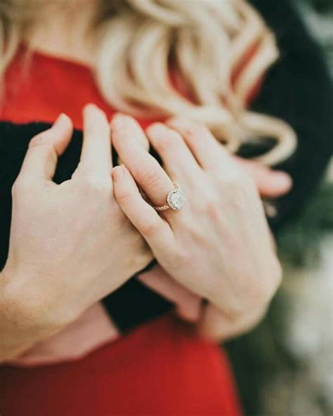 30 Awesome Ways To Show Off Your Engagement Ring Weddingomania