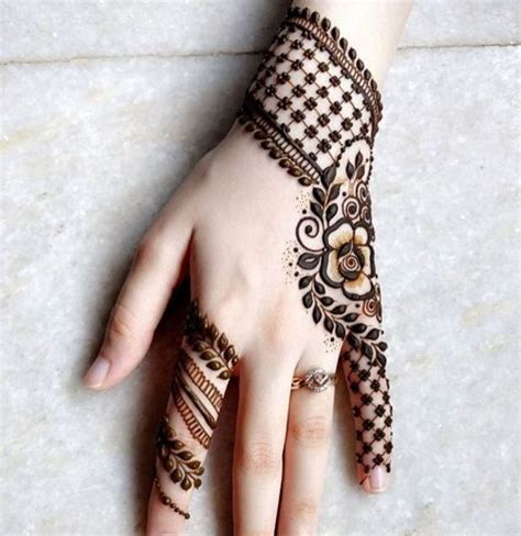 Most women prefer getting intricate henna designing done on their hands. 300+ Easy Henna Designs For Beginners On Hands (2020 ...