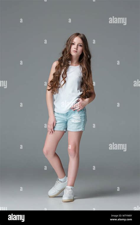 Teen Female Denim Shorts Fotos Und Bildmaterial In Hoher Auflösung Alamy