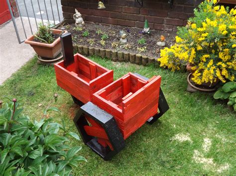 Pallets Made Planter Tractor Pallet Ideas