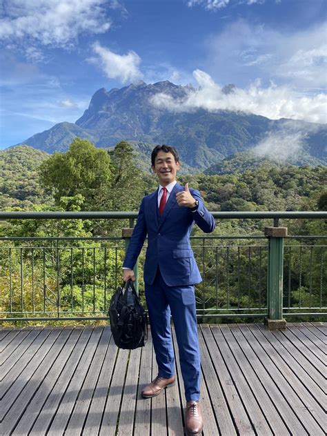 Daki Gunung Kinabalu Lengkap Pakai Sut Kasut Kulit Lelaki Jepun Ini