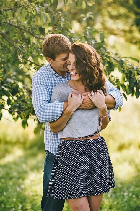 20 The Best Engagement Photo Poses Examples Wedding Forward Outdoor Engagement Photos