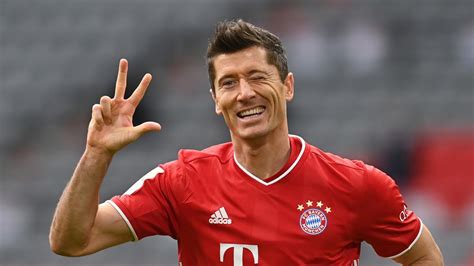 Robert lewandowski makes bundesliga history sub now: FC Bayern: Lewandowski stellt gegen Frankfurt Torrekord ...