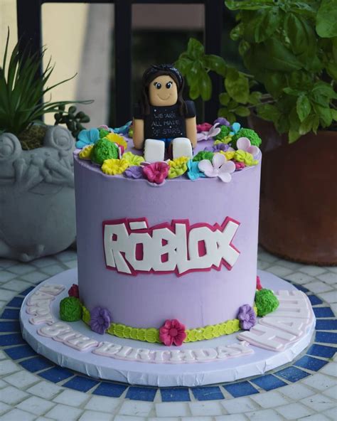 Hoy en día un pastel de cumpleaños para el cumpleaños de una niña puede tener cualquier decoración que se le ocurra. Pin en Roblox