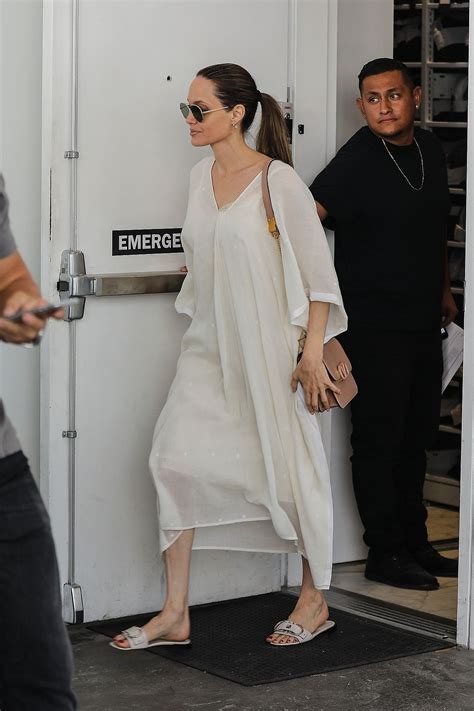 Bardzo Chuda Angelina Jolie Robi Zakupy W Biegu Kozaczek