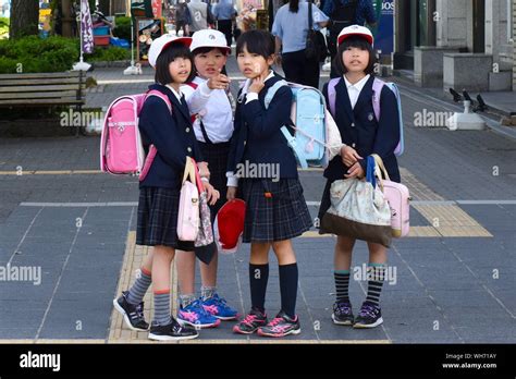 Colegialas Japonesas Fotografías E Imágenes De Alta Resolución Alamy