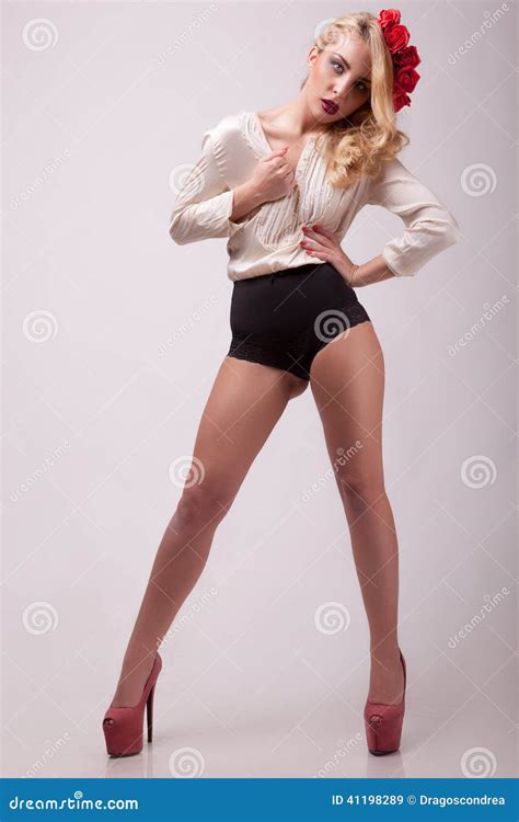 Heiße Blondine Im Vollen Körper Der Sexy Unterwäsche Auf Grauem Hintergrund Stockbild Bild Von