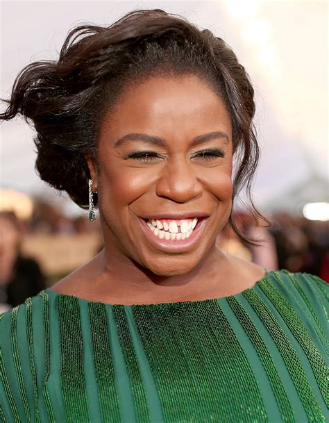 Uzo Aduba The Shoes Bags And Jewels At The Sag Awards Shined Brighter Than You Could Ever