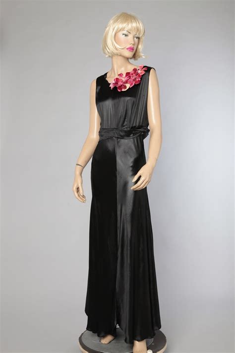 Robe guess en velours avec effet glitter en gris / noir en ligne. Robe longue 1930 en satin noir et fleurs en velours - Chez ...