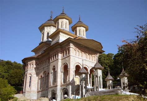 Credinciosii veniti la manastirea nicula au fost sfatuiti, sambata, de ips serafim, mitropolitul la manastirea nicula au ajuns in ultimele zile peste 40.000 de credinciosi din toate colturile tarii, pentru. Manastirea Nicula