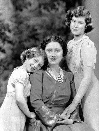 She attended with her little sister, princess margaret rose, and her mother, elizabeth, the duchess of york. Pin by Margaret Feige on Royals | Young queen elizabeth ...