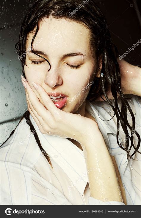 Chica Tomando Una Ducha Fotograf A De Stock Kanareva Depositphotos