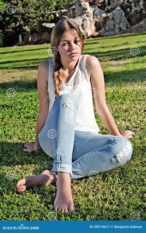 Fille Aux Pieds Nus Dans Des Jeans Déchirés Image stock Image du