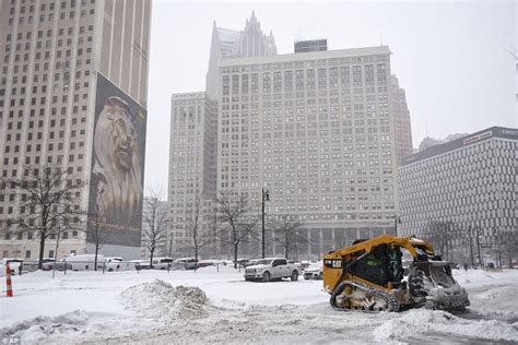 2 Deaths Blamed On Winter Snow Storm In Midwest Daily Mail Online
