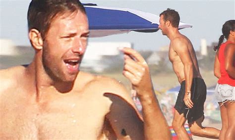 Shirtless Chris Martin Enjoys A Beach Day With Daughter Apple Daily