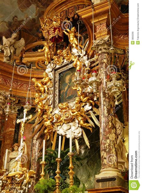 / b ə ˈ r oʊ k /; Barok hoog altaar stock afbeelding. Afbeelding bestaande ...