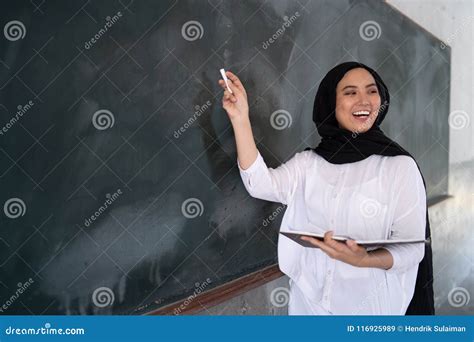 Teacher Is Teaching Stock Image Image Of Blackboard 116925989