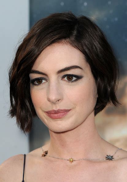 Anne Hathaway Short Wavy Cut Short Hairstyles Lookbook Stylebistro