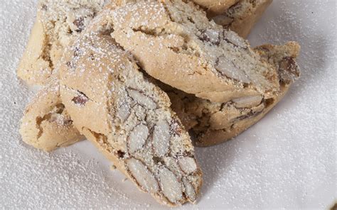 Disporre le palline di gelato nelle coppe o su un piatto, servire con i cantucci e una spruzzata di vin santo. Cantucci col Vin Santo - Comune di Chianciano Terme