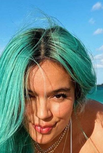 Karol G posa como diosa en bikini y se lo dedica a James Rodríguez BLIN BLIN Stars