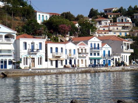 Ο μύθος θέλει το ικάριο πέλαγος να έχει «καταπιεί» τον ίκαρο, το γιο του δαιδάλου, που θέλησε ν' αγγίξει τον ήλιο με τα κέρινα φτερά του. ΙΚΑΡΙΑ