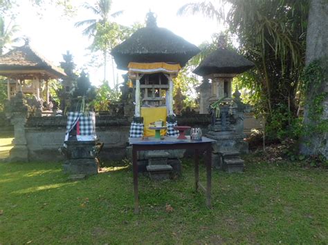Pura adalah tempat suci umat hindu untuk memuja ida sang hyang widhi wasa besrta manifestasinya. Fungsi tempat suci Umat Hindu sesuai jenisnya | Wayan Suyasa