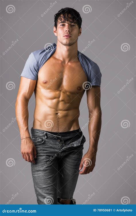 Uomo Muscolare Nudo Che Porta Soltanto I Jeans Immagine Stock Immagine Di Affascinante