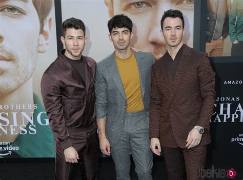 Nick Joe Y Kevin Jonas En La Premiere De Chasing Happiness Los Jonas Brothers La Banda De