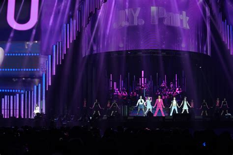 ILLIT’s Weverse Con Festival progress journal