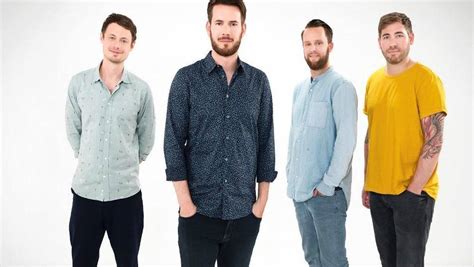 Im sommer 2003 gründete sich revolverheld, ein unter dem neuen namen revolverheld ging das quintett auf tour und spielte auf konzerten von donots, silbermond und udo lindenberg. Rotkäppchen bringt mit Revolverheld Menschen zum Singen | W&V