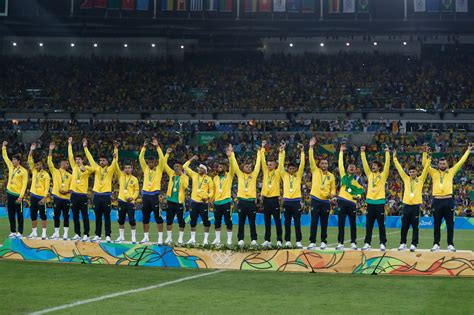 Aqui no brasi, os direitos de transmissão dos jogos olímpicos são na globo a transmissão das olimpíadas de tóquio 2021 ocorrerá na faixa das 22 horas até as 11. Definidos os 16 países que disputarão futebol masculino ...