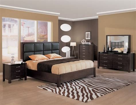 Naturally, at the moment of deciding what color to paint your bedroom, you should take the furniture and decorations into account. Soft brown bedroom colors with black furniture - Decolover.net