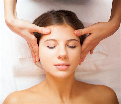 Premium Photo Beautiful Woman Having An Head Massage