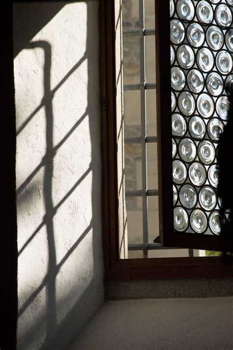 무료 이미지 빛 건축물 화이트 창문 유리 벽 그림자 조명 인테리어 디자인 대칭 모양 창 덮개