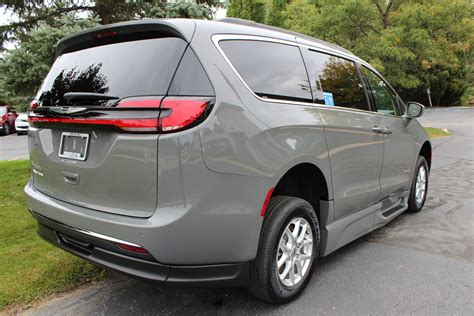 2022 Ceramic Grey Chrysler Pacifica Touring L With Braunability Xt R