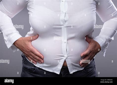 Pregnant Belly Sticking Out Of Shirt Pregnantbelly