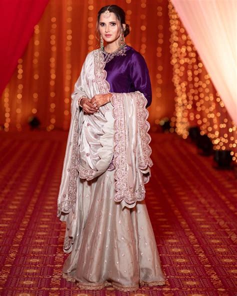 Sania mirza tennis academy, murtuza guda, telengana. Beautiful Pictures of Sania Mirza with Family from her Sister Anam Mirza's Mehndi Event ...